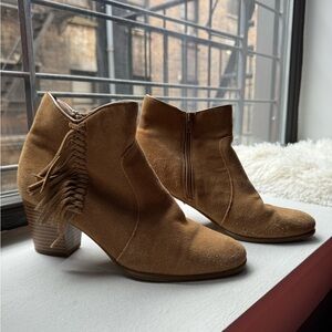 Lightly used heeled boots! Super comfortable